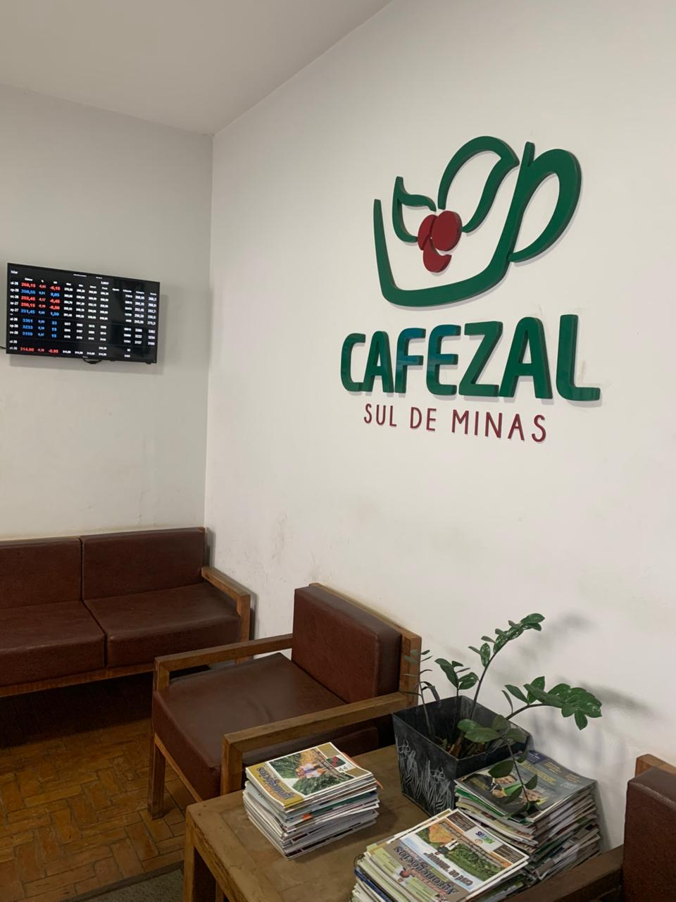 Sede da Cafezal Sul de Minas em Alfenas com totem de cotações ao vivo