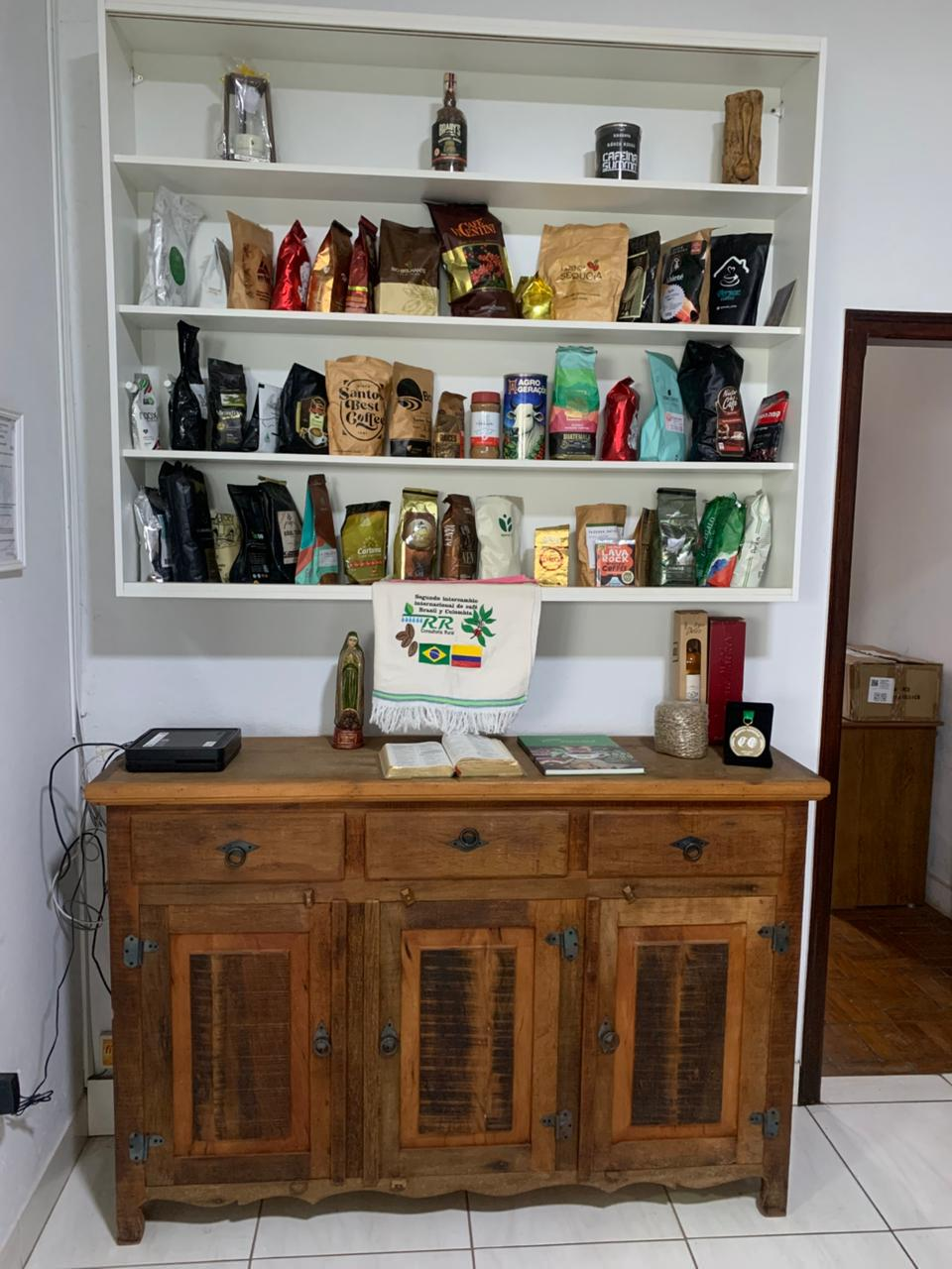 Coleção de marcas e amostras de café no escritório da Cafezal